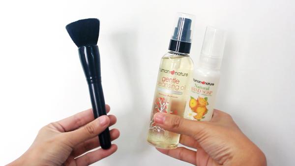 [Beauty Tip] How to Clean Your Makeup Brushes with Gentle Cleansing Oil & Hand Soap
